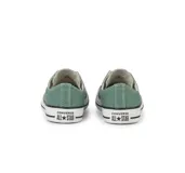 Championes Converse modelo Chuck Taylor All Star de corte bajo, confeccionados en lona color verde con puntera y suela de goma blanca con detalles en negro.