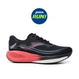 Championes de running Joma Titanium 2501, color negro con detalles en rojo y blanco. Capellada textil con tecnología VTS para ventilación, refuerzos sintéticos con sistema JOMA SPORTECH para ajuste y ligereza. Mediasuela de phylon con gel PULSOR en el talón para amortiguación y sistema STABILIS para estabilidad. Suela de caucho DURABILITY con tecnología FLEXO para flexibilidad.
