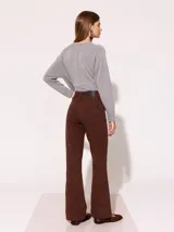 Pantalón de jeans semi-oxford de gabardina color chocolate con estampado animal print, tiro alto y largo full-length.