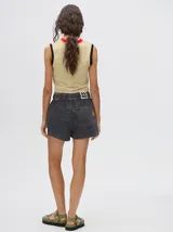 Short de denim color camel con cintura elástica ajustable mediante cordón. Presenta un corte relajado y un pequeño bordado de sol amarillo en el bolsillo trasero derecho.
