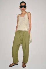 Pantalón jogger ZW Collection confeccionado en mezcla de algodón, color verde militar. Cuenta con tiro medio, cintura con trabillas y cordón ajustable, bolsillos laterales ocultos, rodilleras reforzadas y botones a presión en los tobillos para ajustar la botamanga.