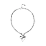 Collar de plata de ley con cadena doble de eslabones gruesos y dije de corazón grande con acabado orgánico y martillado.