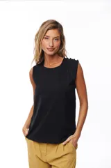 Blusa negra sin mangas con cuello redondo y detalle de botones en los hombros.