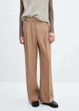 Pantalon de vestir color tostado con diseño wideleg, tiro medio, detalle de pinzas frontales y cierre de cremallera con gancho.