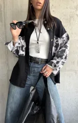 Sobrecamisa negra con mangas estampadas con diseño de vaca.
