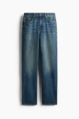 Jean de tiro alto y pierna recta confeccionado en denim de algodón con un leve porcentaje de stretch, de cinco bolsillos y diseño clásico en color azul con efecto deslavado.