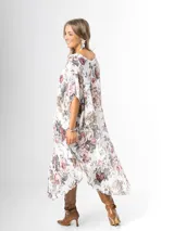 Vestido midi de gasa blanca con estampado floral chintz en tonos rosa y gris, de corte amplio y liviano.
