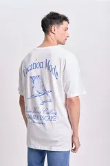 Remera blanca de corte amplio con estampa en la espalda que incluye texto y dibujo de una reposera.