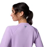 Remera de manga larga con tecnología de protección solar y absorción de humedad, confeccionada en tejido técnico transpirable de secado rápido. Presenta cuello redondo y mangas tipo raglán.