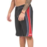 Boardshort Quiksilver Mercury de 21 pulgadas, color negro con costuras blancas a la vista y franjas laterales en tonos gris y rojo. Cuenta con cintura ajustable mediante cordón.