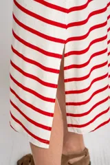 Vestido midi de corte recto y holgado, con diseño de rayas horizontales rojas sobre base blanca, escote redondo y tirantes anchos.