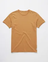 Remera básica de algodón color camel, con cuello redondo y terminaciones con borde enrollado en mangas y ruedo.