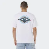 Remera blanca de manga corta y cuello redondo, con un pequeño estampado gráfico en el pecho izquierdo. El diseño es un rombo estilizado con rayos azules y un contorno negro.