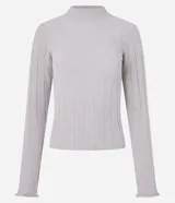 Blusa slim de chenille color beige, con cuello alto y mangas largas.