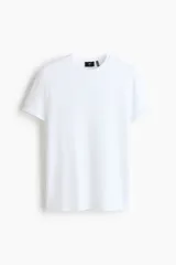 Remera blanca de manga corta de H&M, corte slim fit con cuello redondo ribeteado y bajo recto. Confeccionada con fibra COOLMAX, ligera y transpirable.