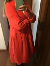 Tapado color rojo de simil pana, con cuello solapa y corte a la altura de la cadera.