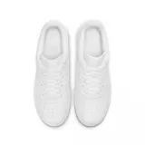 Championes Nike Air Force 1 Low de diseño clásico, color blanco con suela de goma color caramelo.
