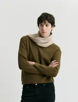 Sweater de punto con escote redondo, confeccionado en algodón con textura de punto fantasía en el cuerpo y mangas, y terminaciones en punto canalé en cuello y puños.