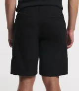 Bermuda masculina de corte slim, confeccionada en tejido de sarga de algodón. Presenta un diseño de sastrería con cierre de botón y cremallera, bolsillos laterales y traseros, y un acabado liso sin estampados.
