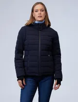 Campera acolchada azul marino, impermeable, con capucha fija ajustable, cierre central con cremallera metálica, bolsillos verticales delanteros y puños elastizados.