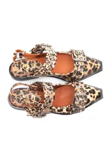 Sandalias con estampado animal print, con puntera cerrada y tiras con hebillas y ojales.
