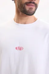 Remera blanca de manga corta con gran estampado en la espalda que incluye la inscripción 'Monaco Yacht club' en rojo y una ilustración azul de un paisaje costero.