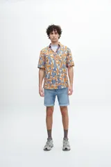 Camisa negra con estampado cachemir en blanco, de manga corta y corte recto.