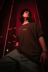 Remera marrón con estampado en la espalda de un teléfono rosa y la frase "Call me crazy, I will do it anyway".