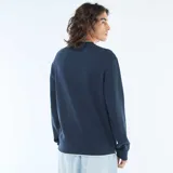 Sweater de punto con textura nido de abeja, color azul marino, cuello redondo y mangas largas con puños elásticos.
