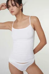 Body de microfibra negro con breteles finos y diseño sin costuras, confeccionado en tejido elástico que se adapta al cuerpo.