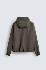 Cazadora relaxed fit de tejido técnico repelente al agua, con interior forrado en tejido polar. Presenta capucha ajustable, cierre frontal con cremallera, bolsillos con cierre en pecho y cadera, y puños y bajo con elástico.