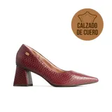 Zapato de vestir de cuero con textura de reptil en color bordó, diseño de punta fina y taco cuadrado geométrico. Incluye detalle de aplique metálico dorado en el lateral.