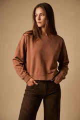 Buzo lila oversize confeccionado en 100% algodón, con cuello redondo, mangas largas y puños y dobladillo acanalados. Presenta un pequeño detalle bordado en el bajo.