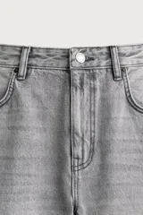 Jeans de corte slim cropped confeccionados en denim de algodón rígido con efecto lavado. Presentan tiro medio, cierre frontal con cremallera y botón, y diseño clásico de cinco bolsillos.