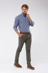 Pantalón de corte recto y ajuste entallado, confeccionado en tejido con spandex para mayor flexibilidad. Presenta cierre frontal con botón y cremallera, bolsillos laterales y traseros, y trabillas para cinturón.