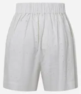 Short blanco de cintura alta confeccionado en laise con bordados calados.