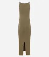 Vestido midi de corte ajustado, confeccionado en tejido de algodón con elastano. Presenta escote recto, breteles finos y una abertura en la parte trasera del ruedo.
