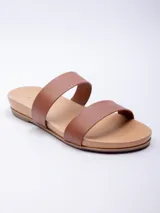 Sandalia baja color marrón de símil cuero con doble tira sobre el empeine.