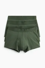 Pack de tres calzoncillos tipo trunk en punto elástico color verde militar. Presentan cintura elástica ancha, costuras planas para mayor comodidad y parte delantera forrada.