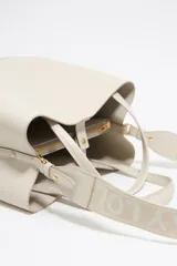 Bolso tote Bimba y Lola modelo Chihuahua, color beige, con doble asa corta y correa larga extraíble con logo de la marca.