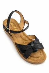 Sandalias Patty modelo PA361, color negro con plataforma estilo corcho y plantilla marrón. Posee tiras delanteras cruzadas con textura geométrica y tira ajustable al tobillo con hebilla dorada.