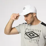 Gorra clásica de seis paneles con visera curva, confeccionada en algodón blanco con el logo de la marca bordado en negro en el frente.