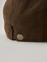 Boina de estilo clásico color negro, confeccionada en tejido de punto acanalado. Presenta una etiqueta rectangular con el logo de la marca Benson & Thomas en el lateral.