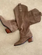 Bucaneras de caña alta color marrón, de gamuza, con taco de madera.