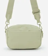 Bolso bandolera de estilo deportivo en color verde claro, confeccionado en poliéster. Cuenta con cierre principal de cremallera, bolsillo frontal con cierre, bolsillo trasero con cierre a presión, asa larga desmontable y regulable, y logo de la marca en relieve en la parte frontal.