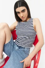 Top sin mangas a rayas horizontales azules y blancas, de algodón.