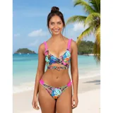 Bikini de dos piezas con estampado tropical multicolor. El top es tipo triángulo con tirantes con volados rosados y detalle de lazo cruzado en la cintura. La bombacha es tipo tanga con detalles de volados rosados en los laterales.