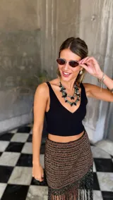 Collar de dos vueltas compuesto por cuentas de piedras semipreciosas en tonos verde oscuro, negro y gris claro, con formas irregulares y algunas cuentas negras en forma de gota.