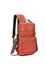 Mochila matera Discovery color naranja con diseño estampado geométrico. Cuenta con compartimento principal con cierre, bolsillo frontal con cierre, correas ajustables y desmontables, y manija superior.
