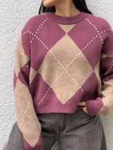 Sweater de punto con diseño de rombos en tonos marrones y beige, cuello redondo y mangas largas con puños acanalados.
